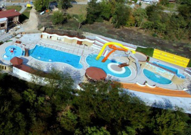 Panoramski pogled na akva park na Srebrnom jezeru