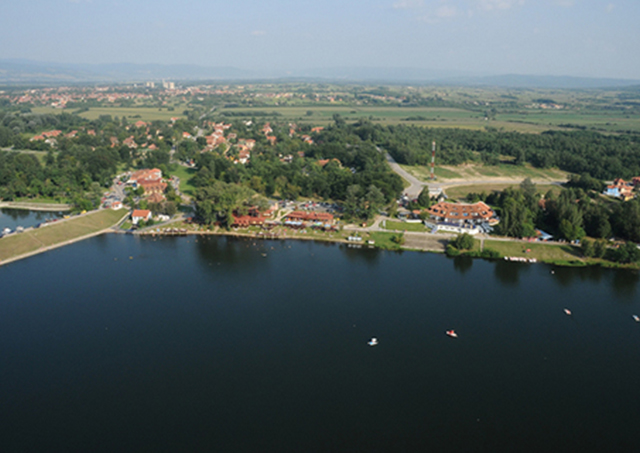 Panoramski pogled na Srebrno jezero