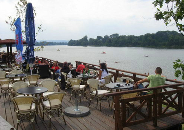 Terasa na obali Srebrnog jezera